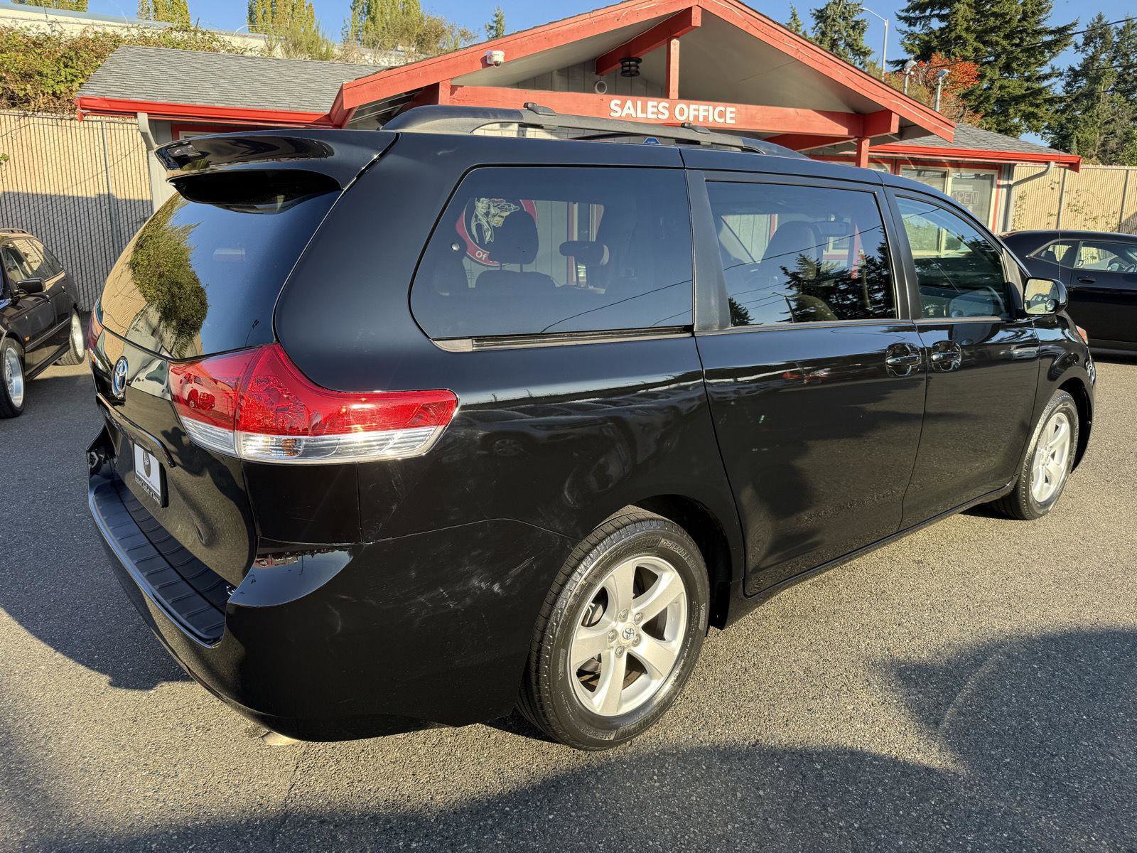 Used 2012 Toyota Sienna LE image 7