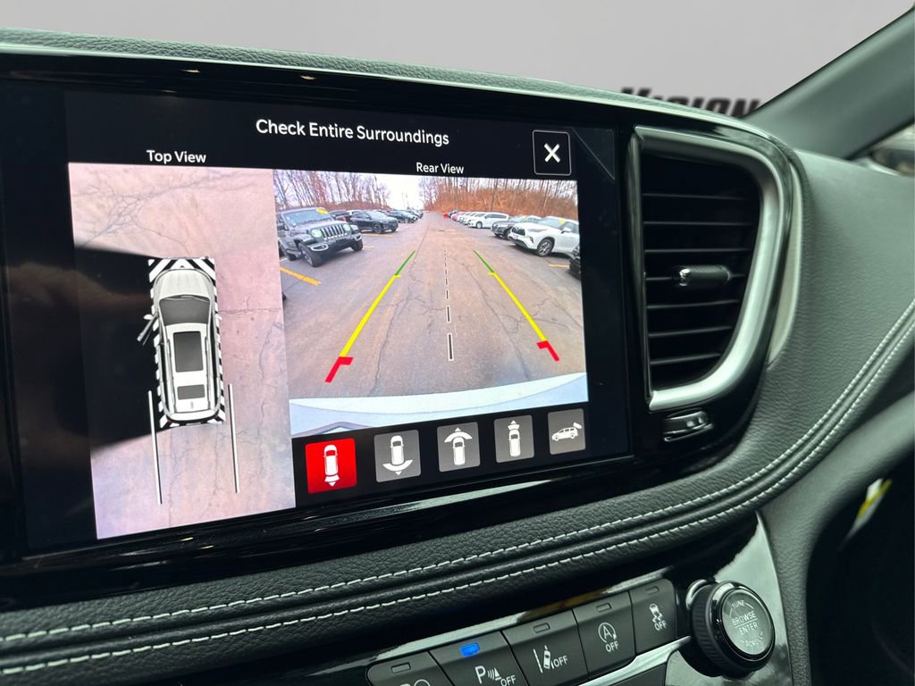 Used 2024 Chrysler Pacifica Limited w/ S Appearance Package image 30