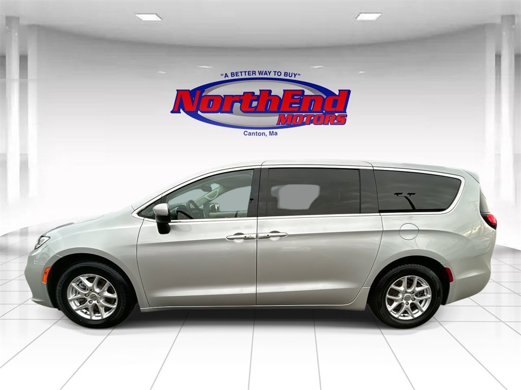 Used 2023 Chrysler Pacifica Touring-L image 6