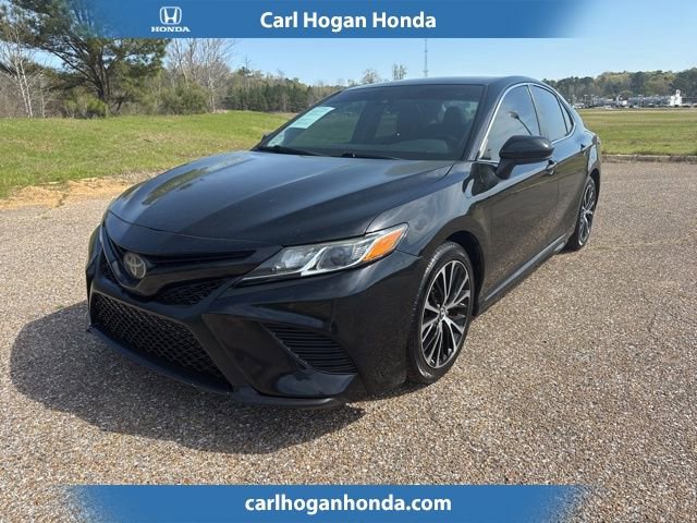 Used 2018 Toyota Camry SE image 1