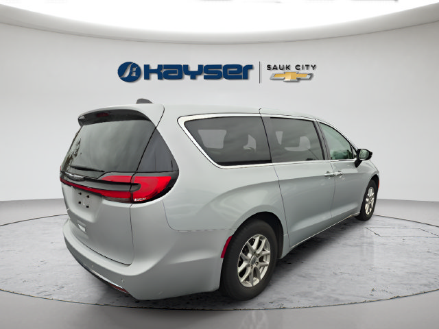 Used 2024 Chrysler Pacifica Touring-L FWD image 11