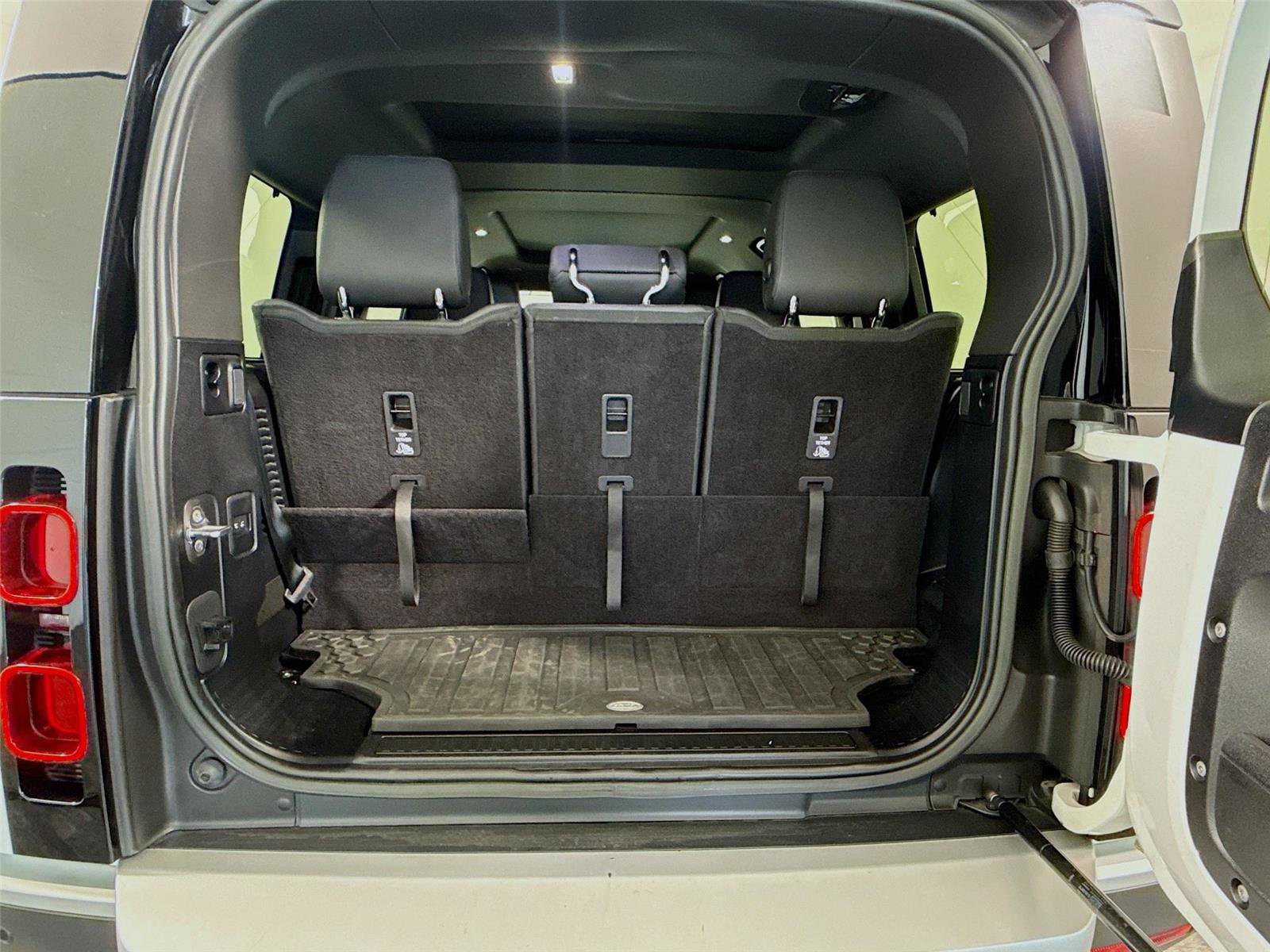 Used 2023 Land Rover Defender 130 S image 24