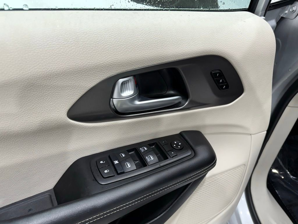 Used 2024 Chrysler Pacifica Touring-L FWD image 17