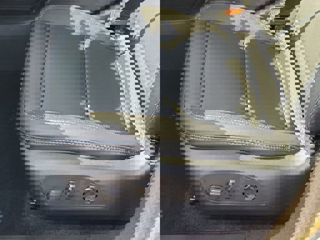 New 2026 Chevrolet Equinox EV LT w/ Convenience Package II FWD image 13