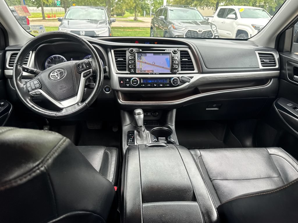 Certified 2017 Toyota Highlander Limited Platinum FWD image 23