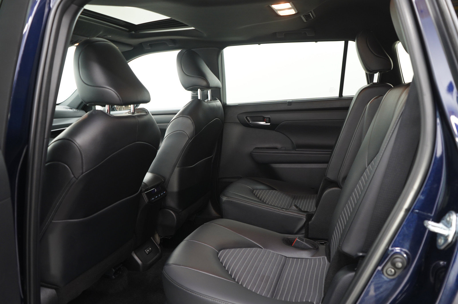Used 2025 Toyota Highlander XSE AWD/4WD image 16