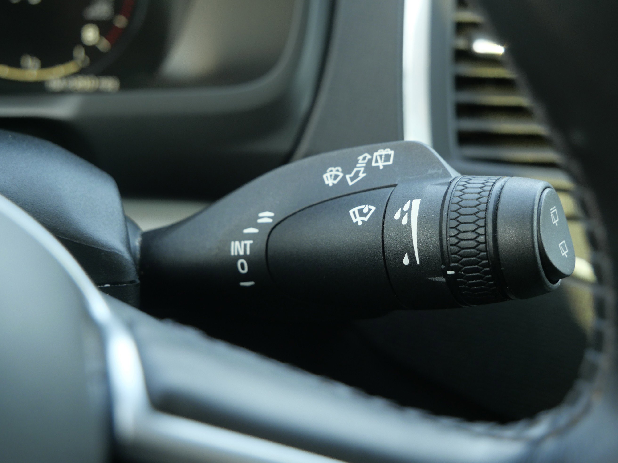 Used 2018 Volvo XC90 T5 Momentum w/ Convenience Package image 29