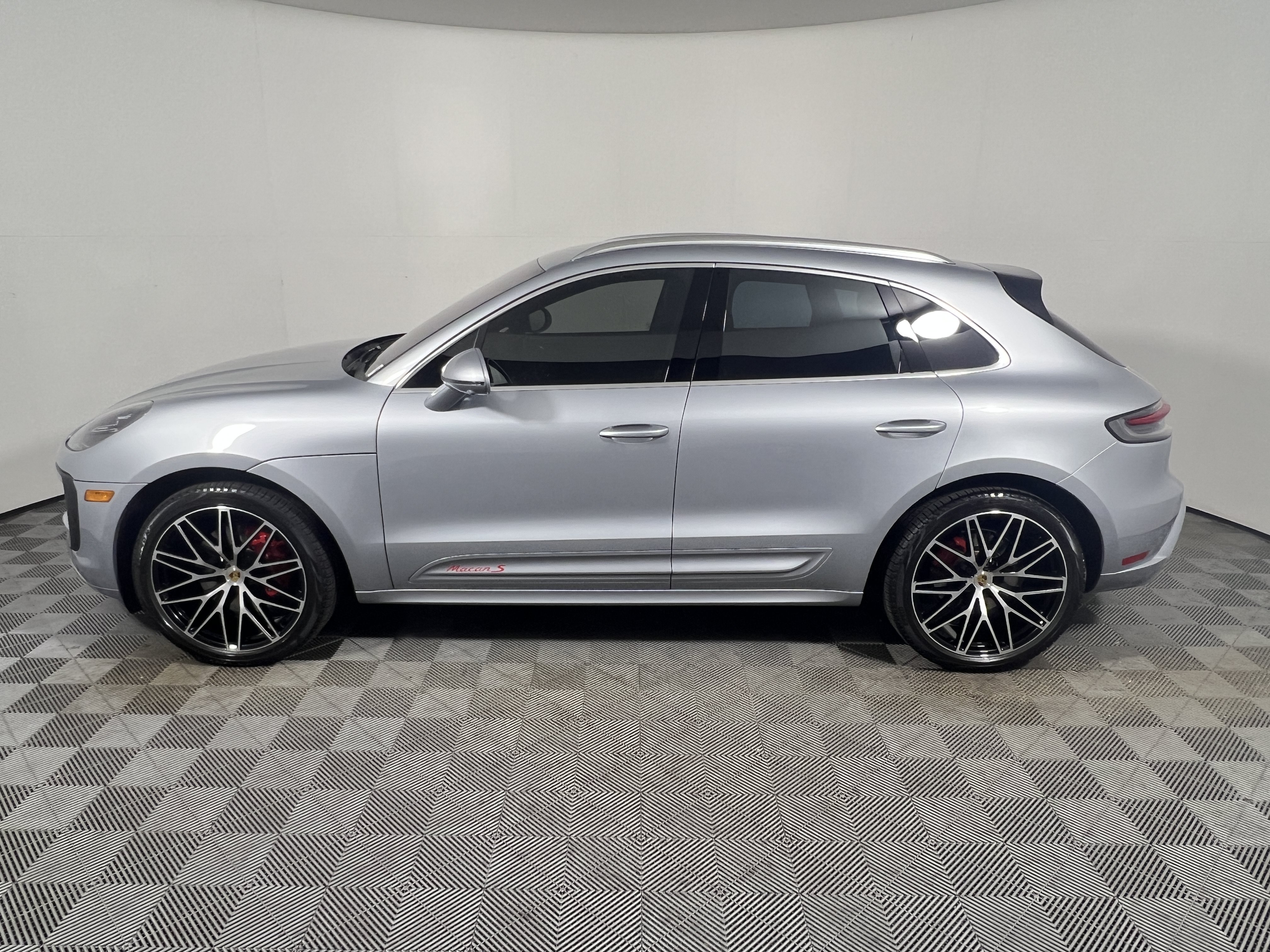 Certified 2025 Porsche Macan S AWD/4WD image 2