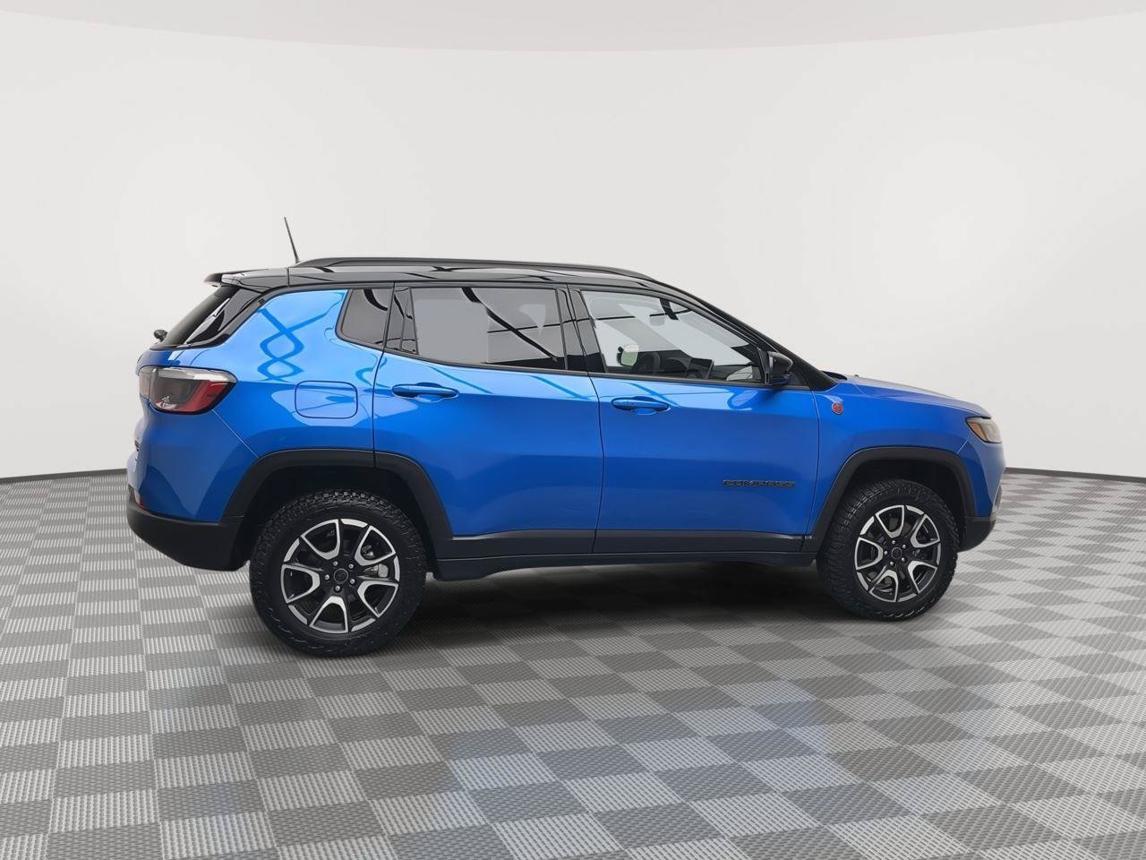 Used 2025 Jeep Compass Trailhawk AWD/4WD image 34