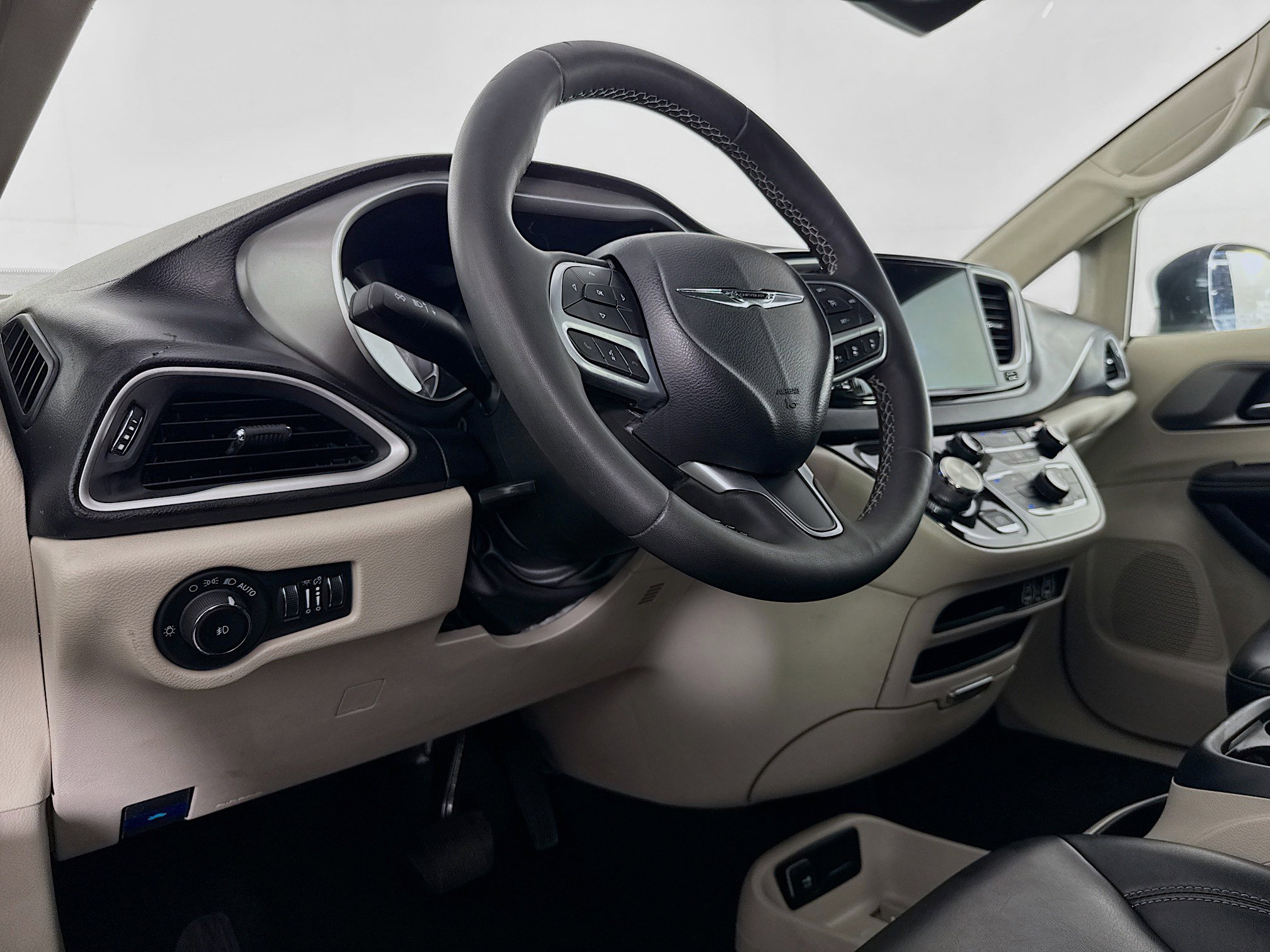 Used 2023 Chrysler Pacifica Touring-L image 22