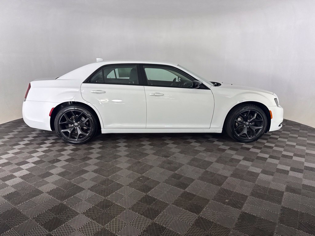 Used 2022 Chrysler 300 Touring w/ Sport Appearance Package RWD image 4