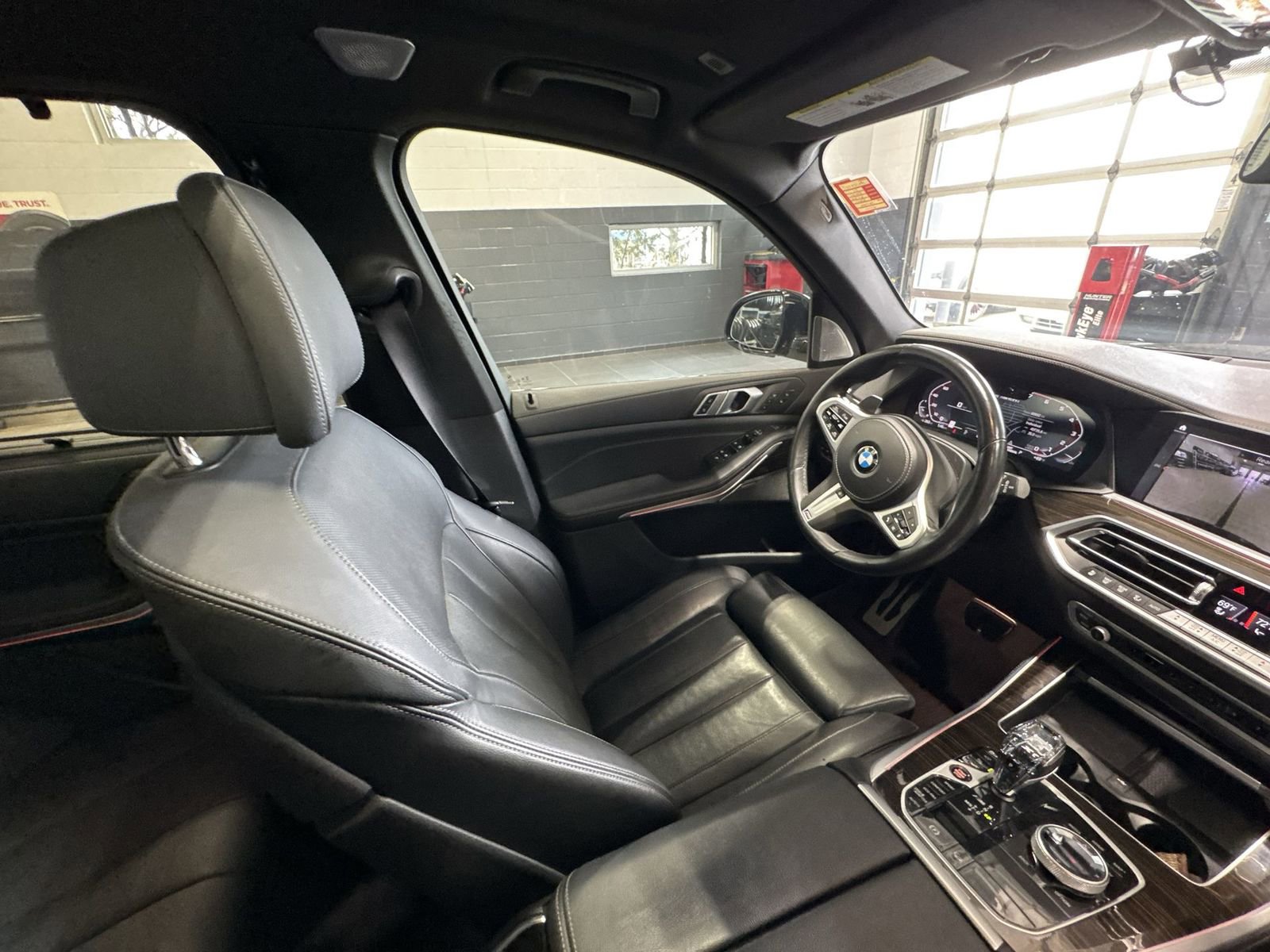 Used 2021 BMW X5 M50i w/ Executive Package image 9