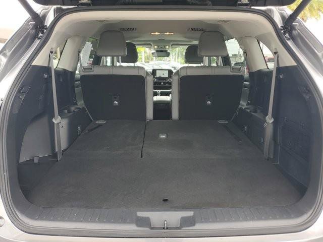 Used 2025 Toyota Highlander XLE FWD image 11