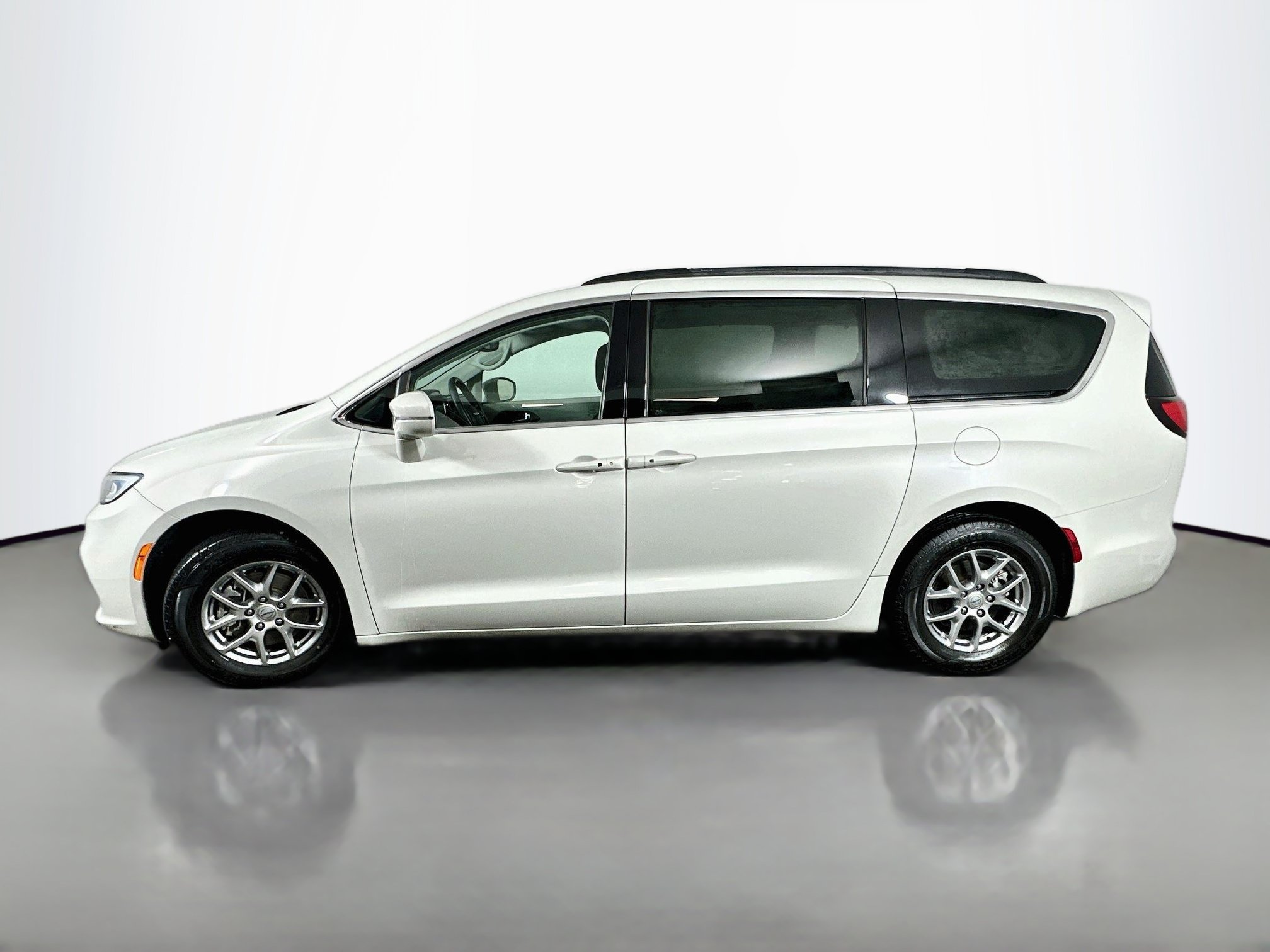 Used 2021 Chrysler Pacifica Touring FWD image 4