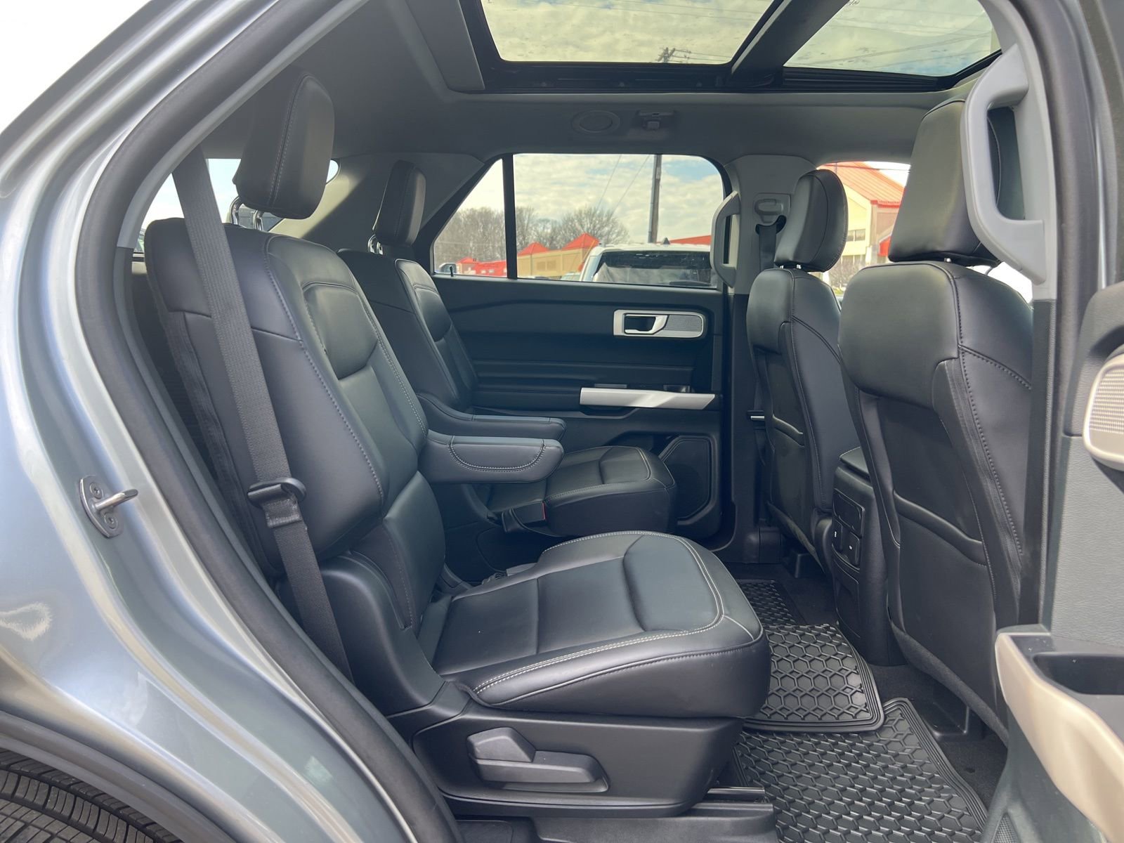 Used 2024 Ford Explorer XLT w/ Equipment Group 202A AWD/4WD image 30