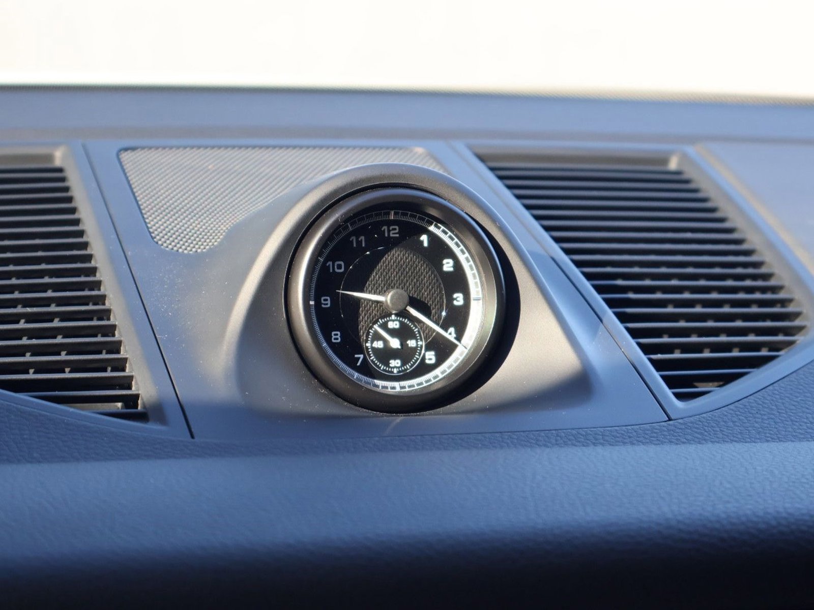 Certified 2025 Porsche Macan image 28