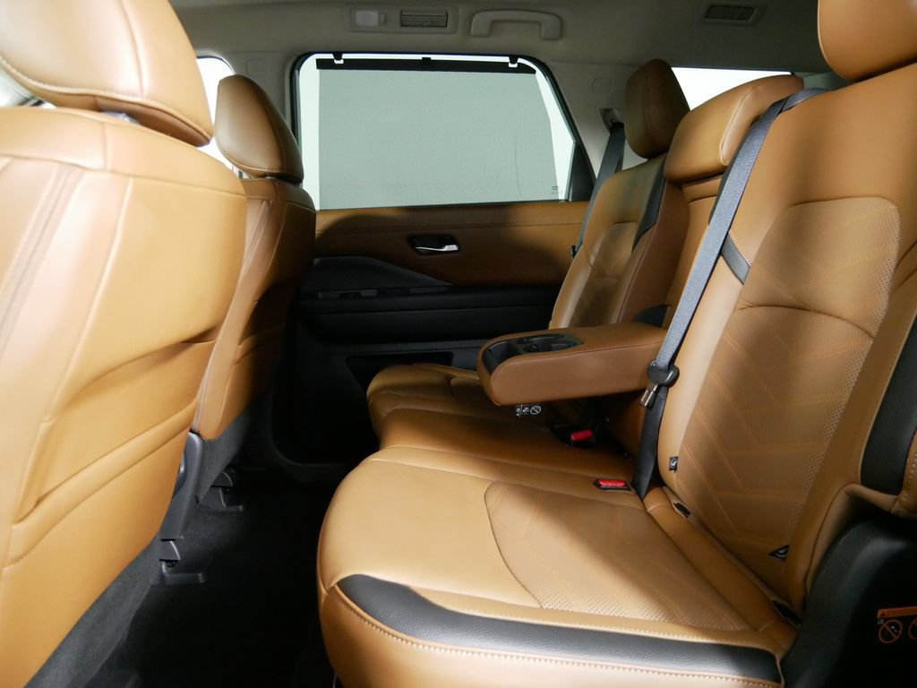 Used 2025 Nissan Pathfinder Platinum w/ Cargo Package AWD/4WD image 16