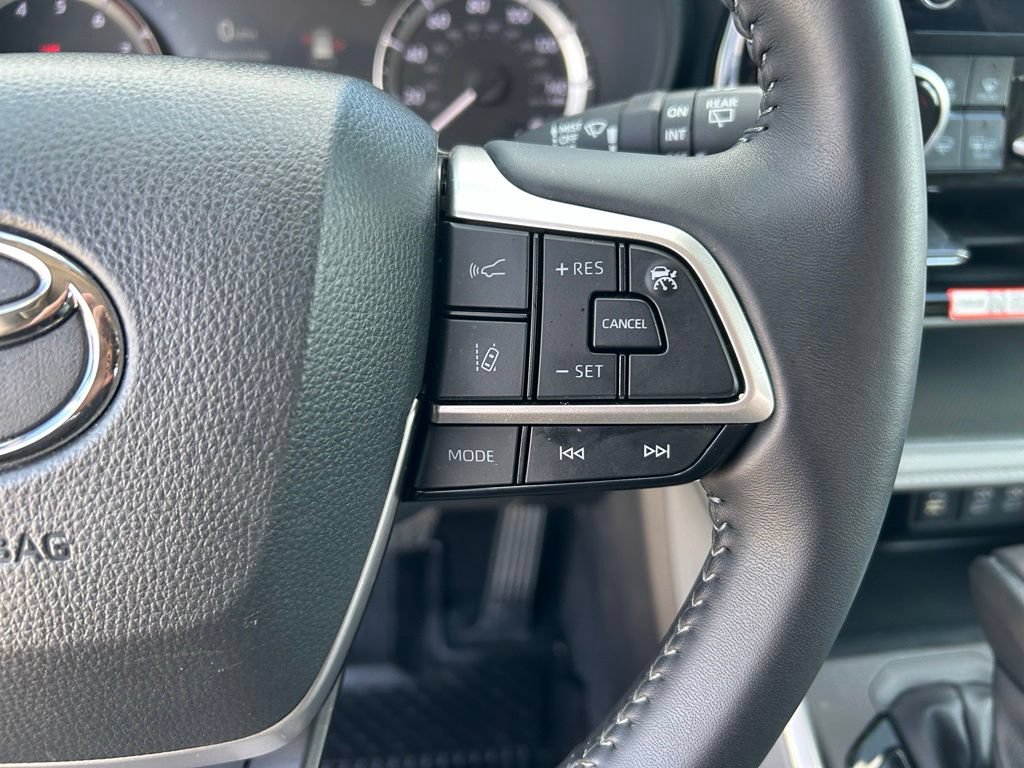Used 2025 Toyota Highlander LE AWD/4WD image 11