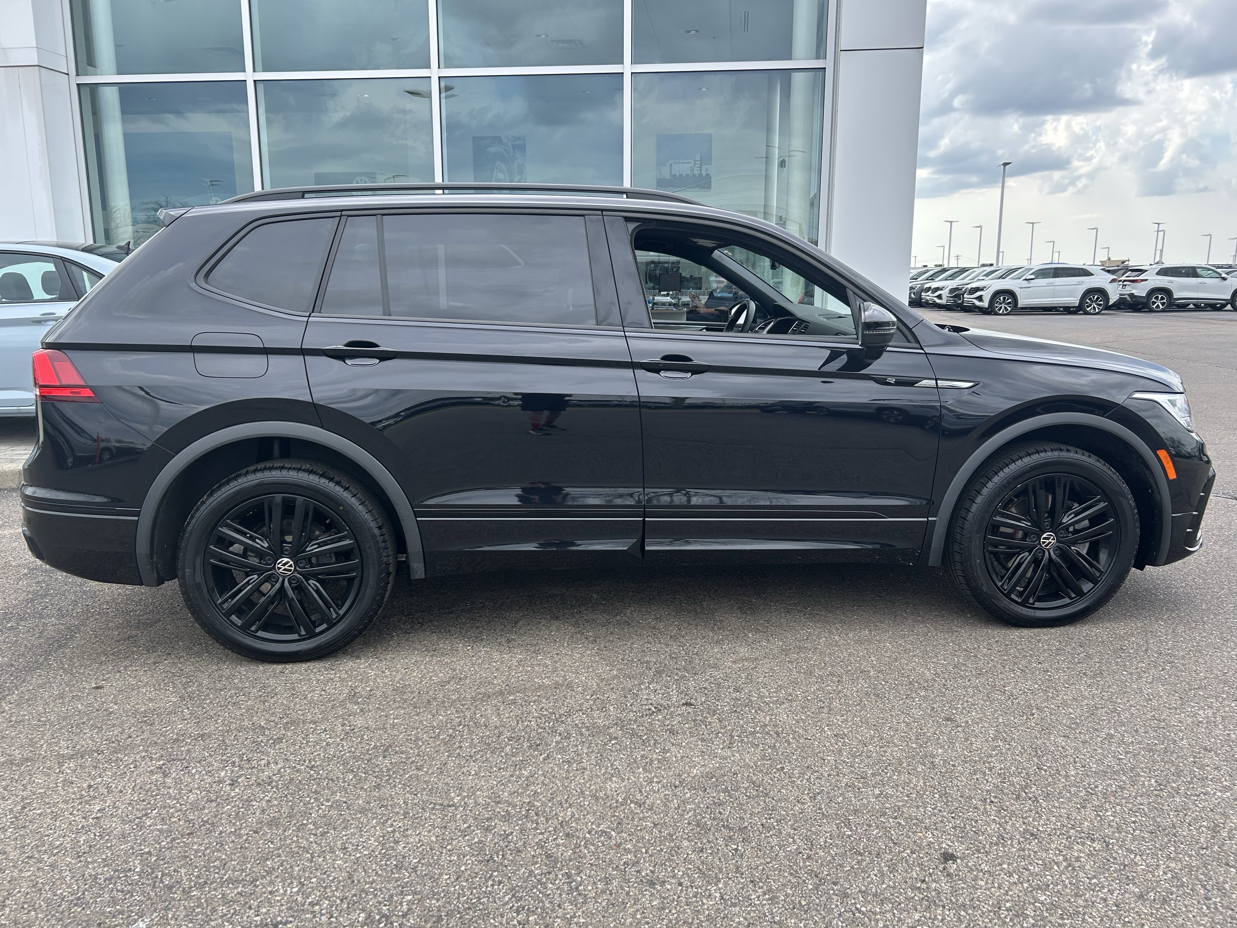 Certified 2022 Volkswagen Tiguan SE R-Line AWD/4WD image 8
