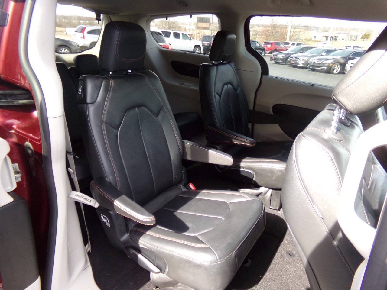 Used 2017 Chrysler Pacifica Touring-L w/ Tire & Wheel Group FWD image 26