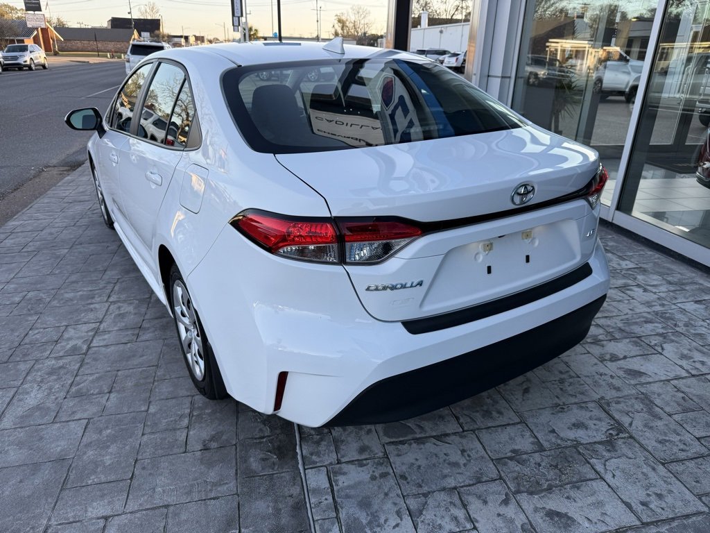 Used 2025 Toyota Corolla LE image 3
