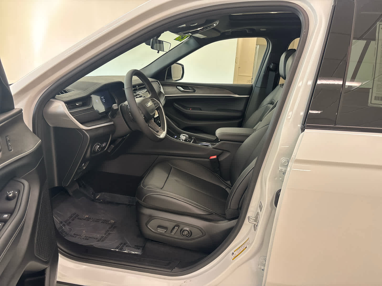 New 2025 Jeep Grand Cherokee Limited w/ Black Appearance Package image 14