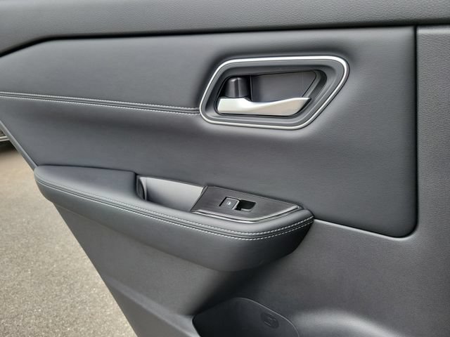 Used 2025 Nissan Rogue Platinum FWD image 14