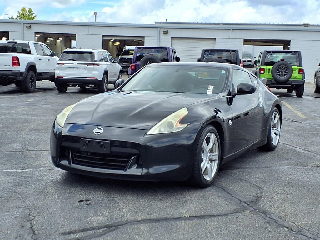 Used 2011 Nissan 370Z Coupe RWD image 2