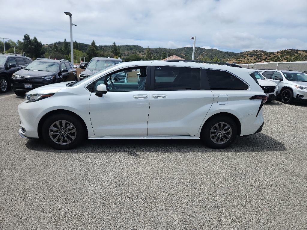Used 2023 Toyota Sienna XLE FWD image 2