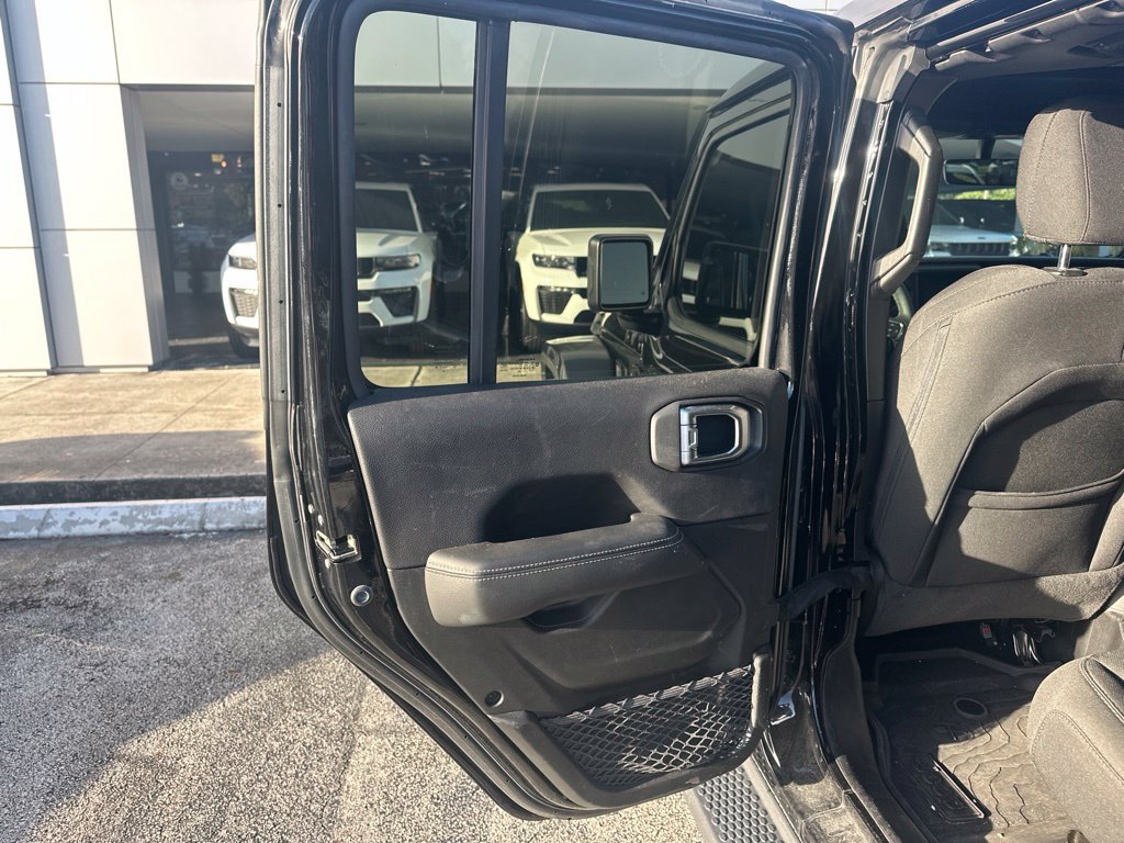 Used 2023 Jeep Wrangler Unlimited Sahara AWD/4WD image 16