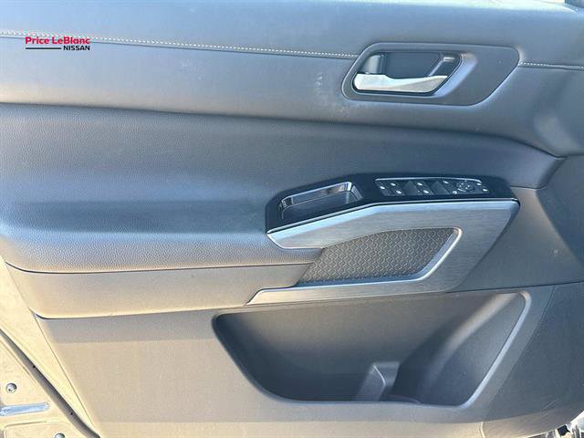 Used 2025 Nissan Pathfinder SL FWD image 17