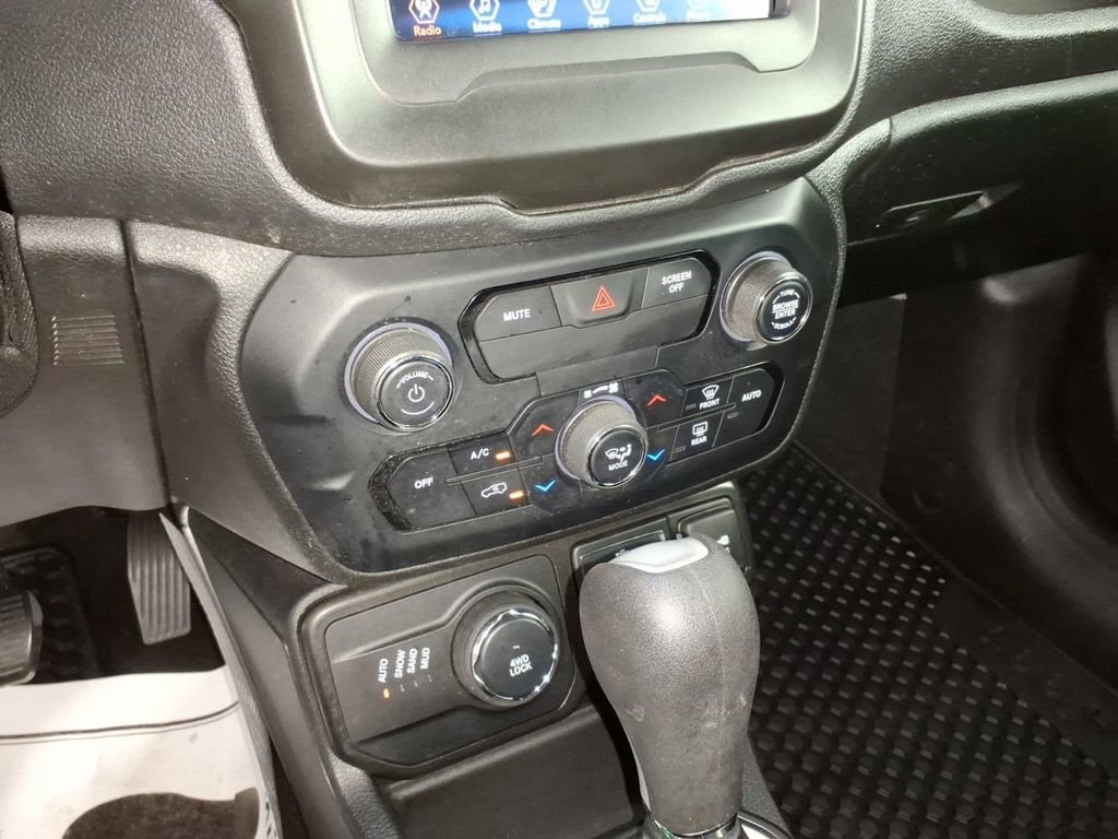 Used 2020 Jeep Renegade Latitude w/ Cold Weather Group AWD/4WD image 21