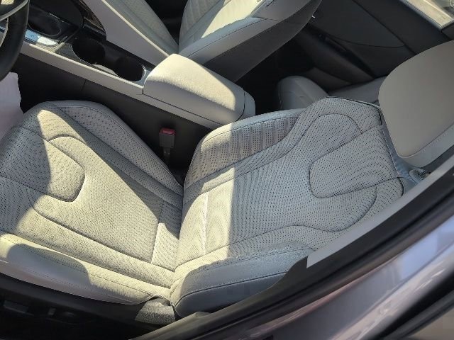 Used 2024 Hyundai Elantra Limited image 22