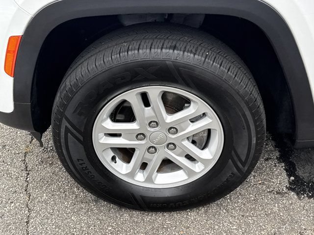 Certified 2023 Jeep Grand Cherokee Laredo AWD/4WD image 13