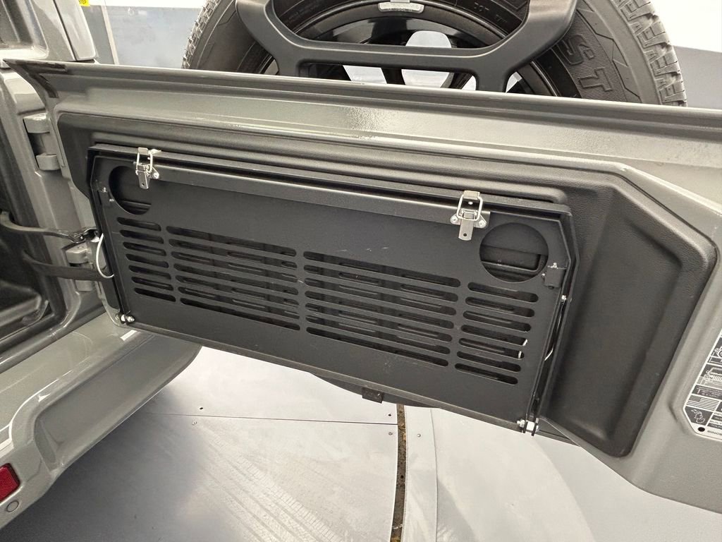 Used 2022 Jeep Wrangler Unlimited Sahara AWD/4WD image 41