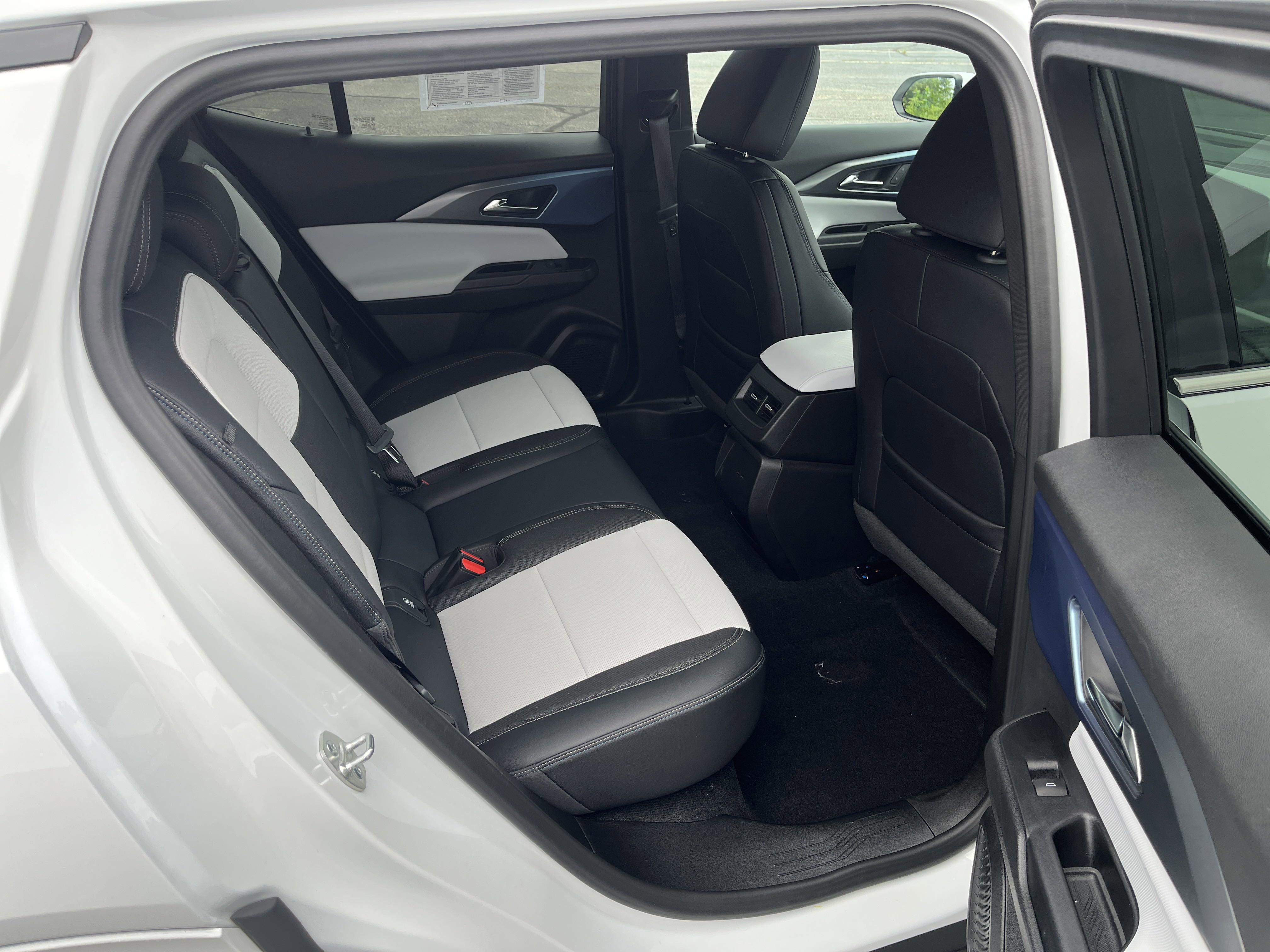 Used 2025 Chevrolet Equinox EV LT w/ Convenience Package image 13