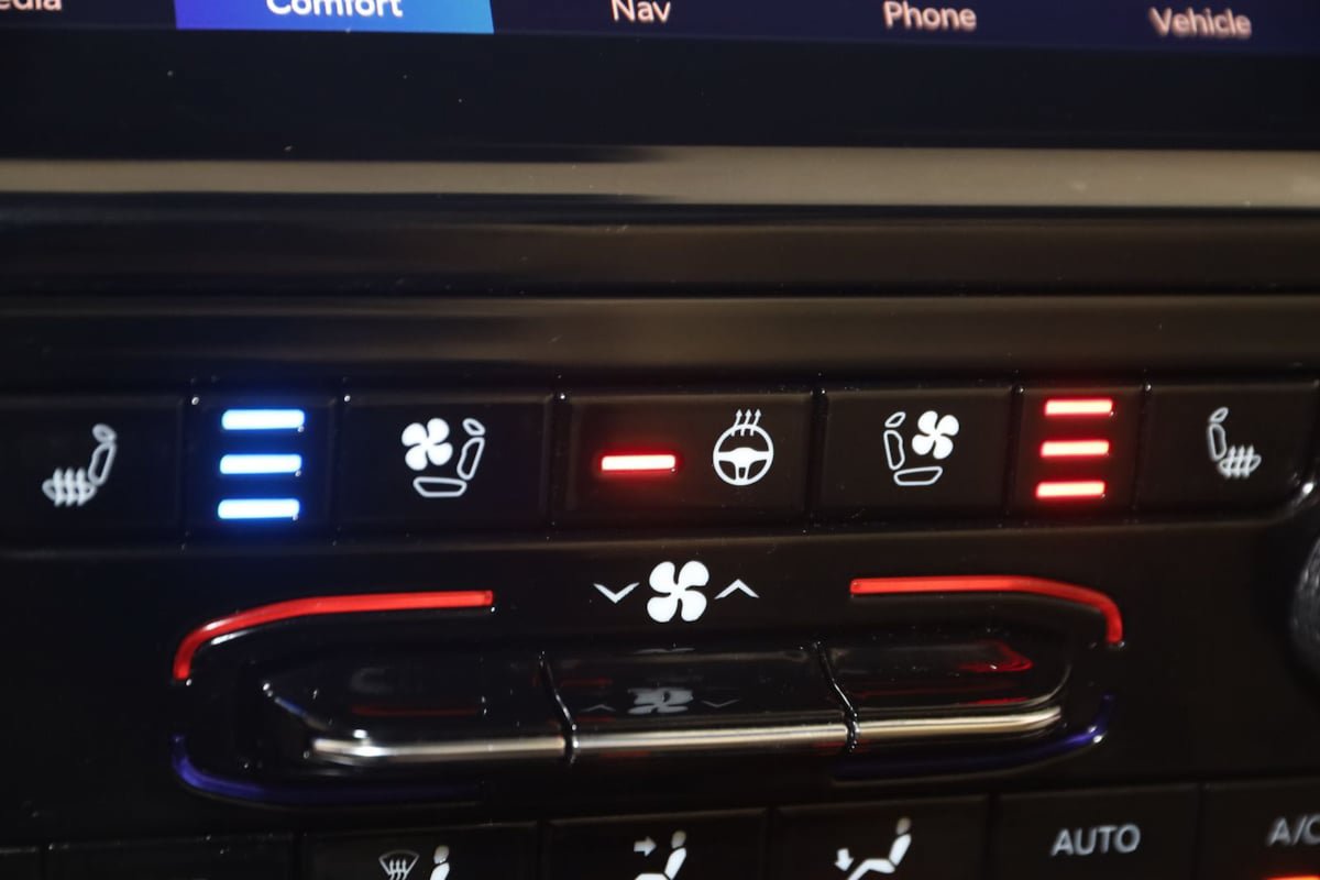 Used 2023 Jeep Grand Cherokee Limited w/ Luxury Tech Group II AWD/4WD image 8