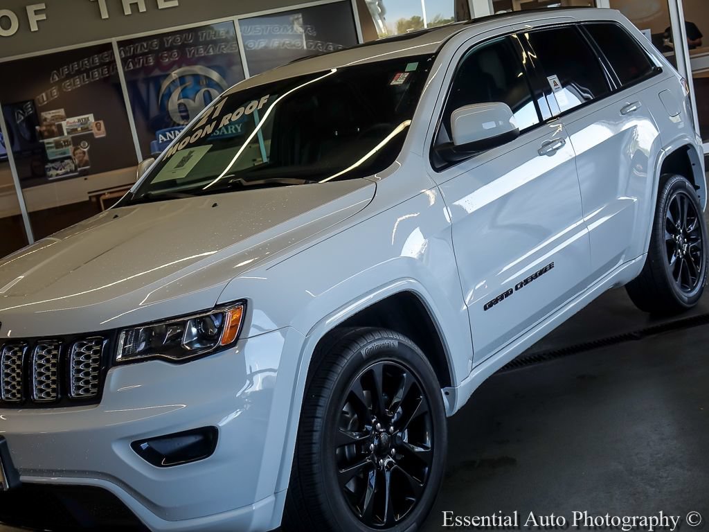 Used 2021 Jeep Grand Cherokee Laredo X AWD/4WD image 4