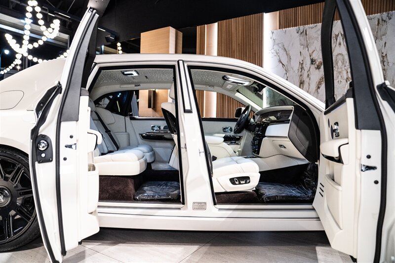 Used 2026 Rolls-Royce Phantom Sedan RWD image 17