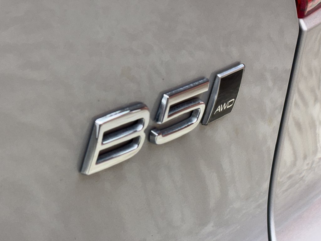 Used 2023 Volvo XC40 B5 Plus AWD/4WD image 5
