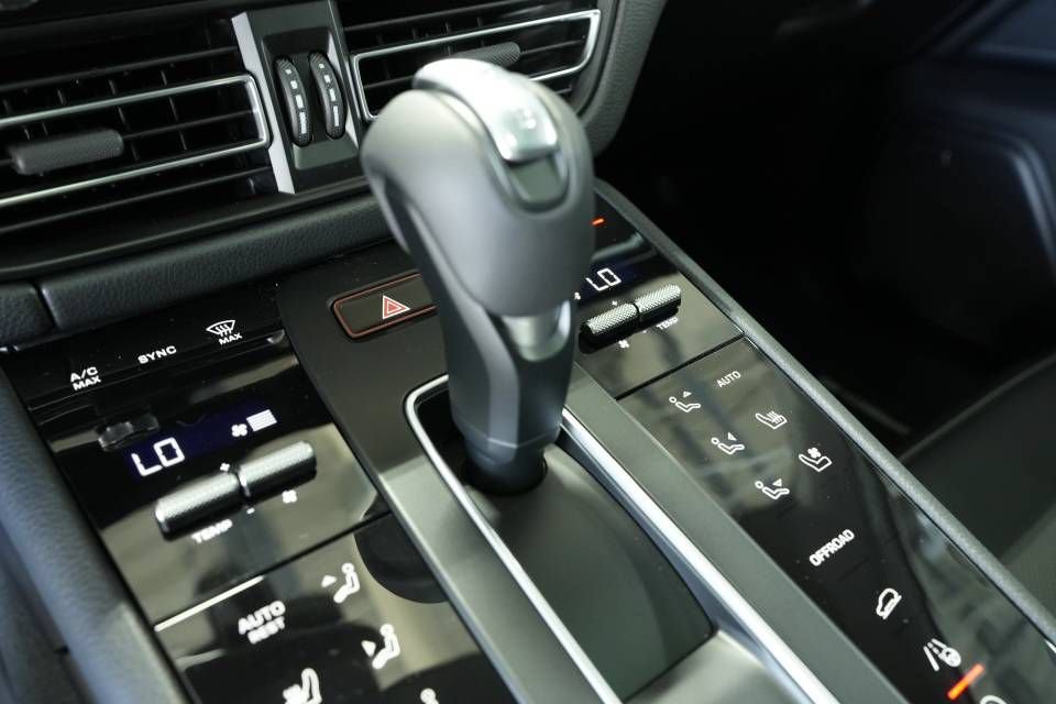 Certified 2025 Porsche Macan AWD/4WD image 24