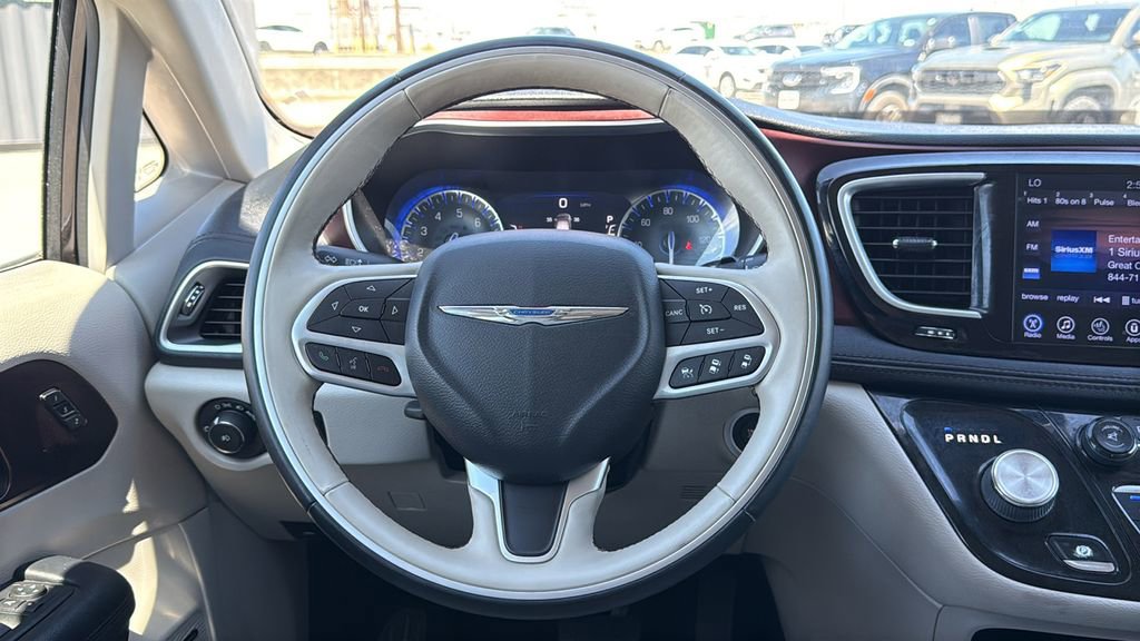 Used 2017 Chrysler Pacifica Limited image 21