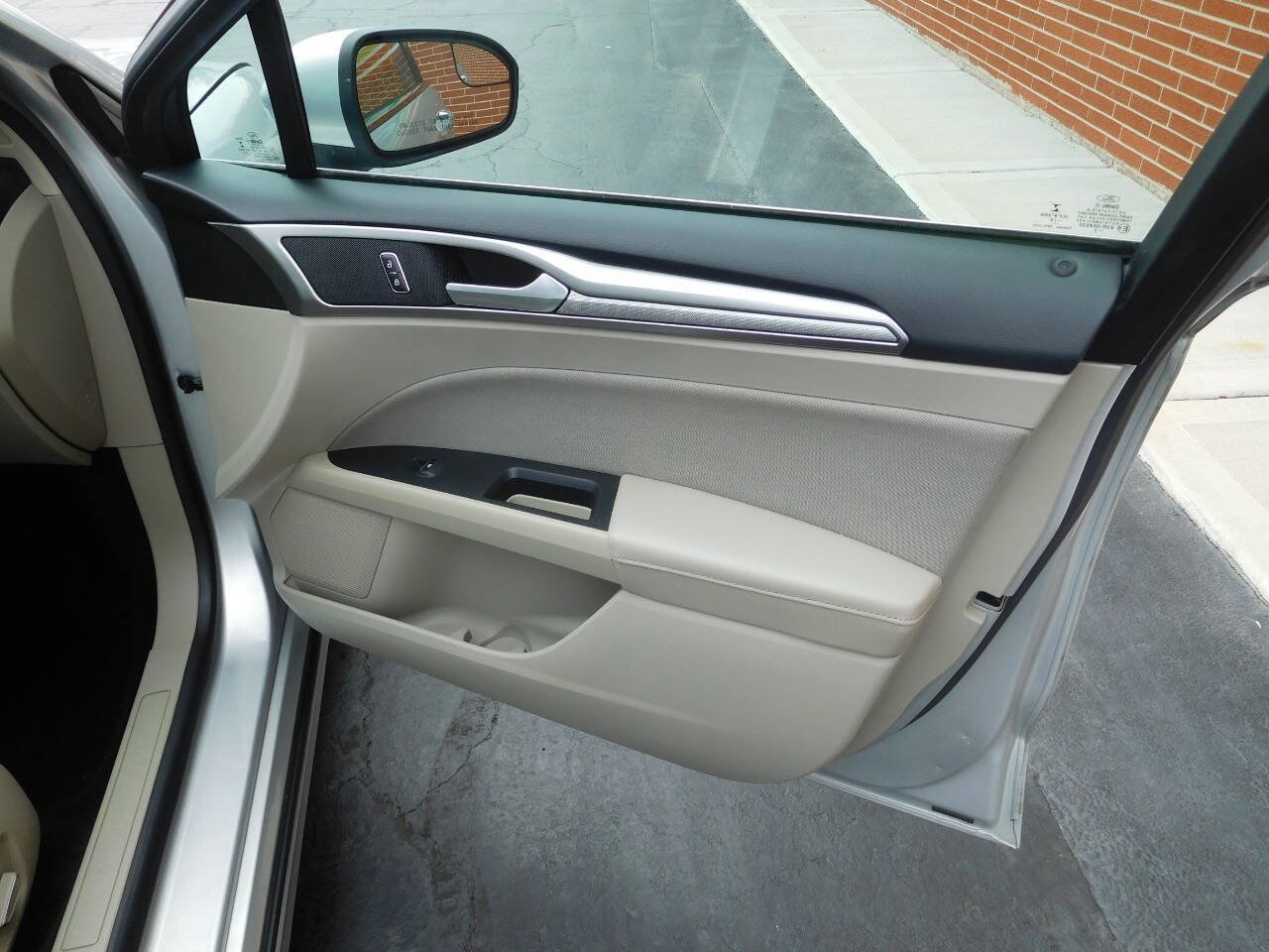 Used 2018 Ford Fusion SE FWD image 16