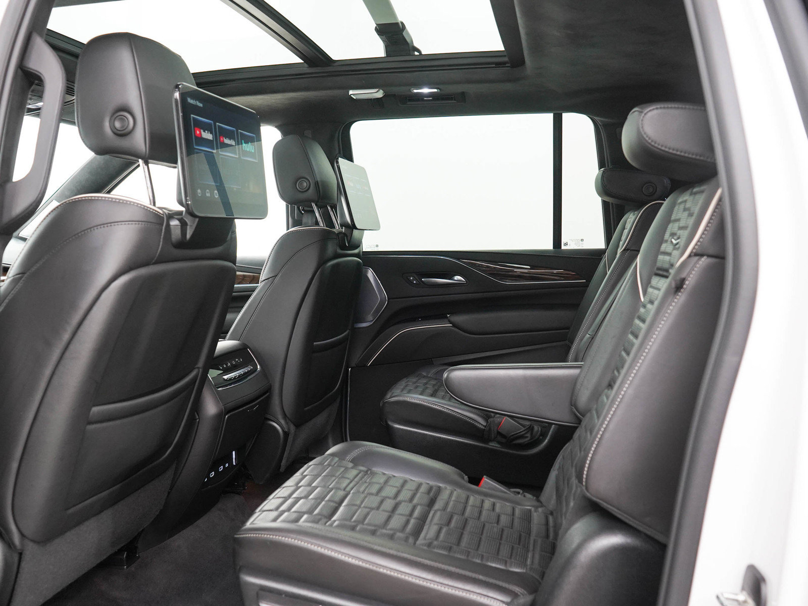 Used 2023 Cadillac Escalade ESV Sport Platinum w/ LPO, ONYX Package AWD/4WD image 16