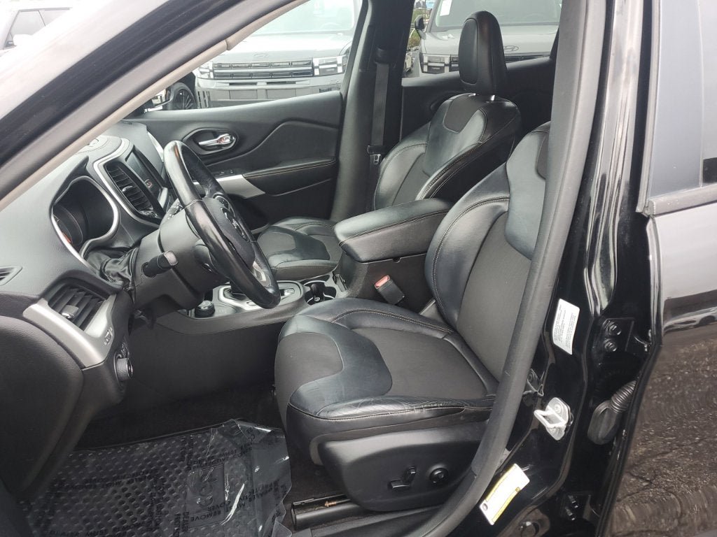 Used 2018 Jeep Cherokee Latitude Plus w/ Cold Weather Group AWD/4WD image 16