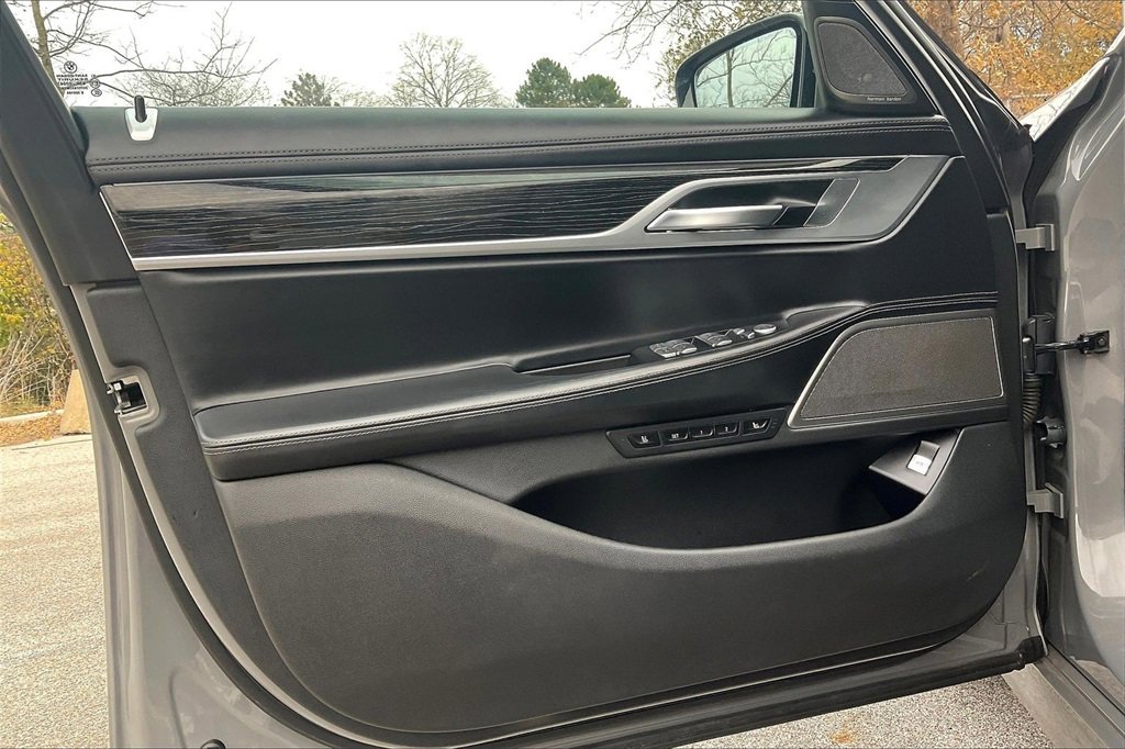 Used 2022 BMW 750i xDrive w/ Executive Package image 23