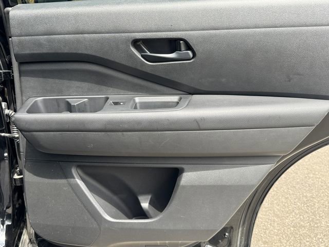 Used 2025 Nissan Pathfinder S image 16