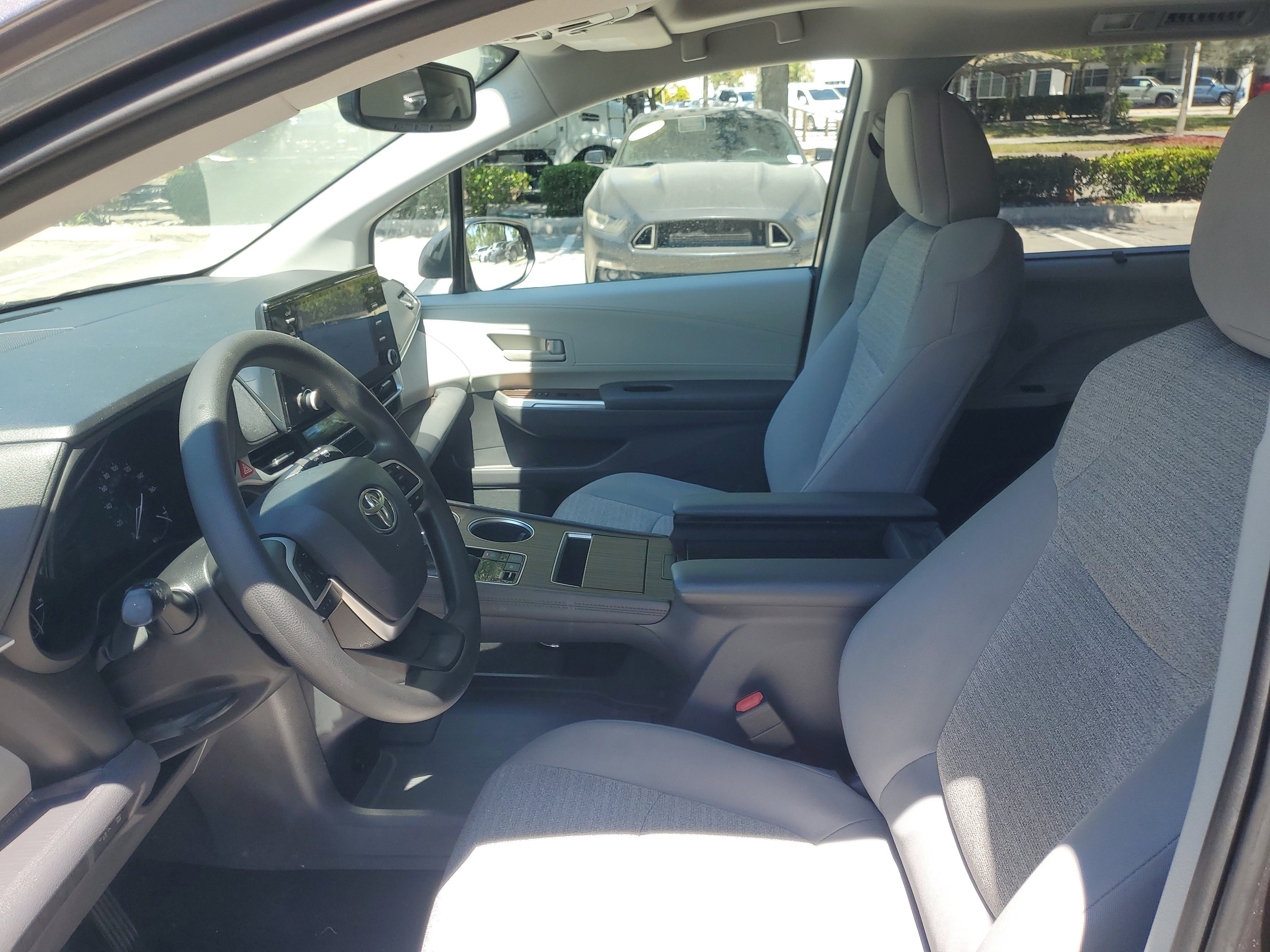 Used 2021 Toyota Sienna LE w/ LE Plus Package FWD image 15