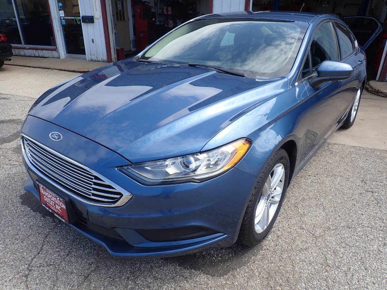 Used 2018 Ford Fusion SE w/ Fusion SE Technology Package image 2