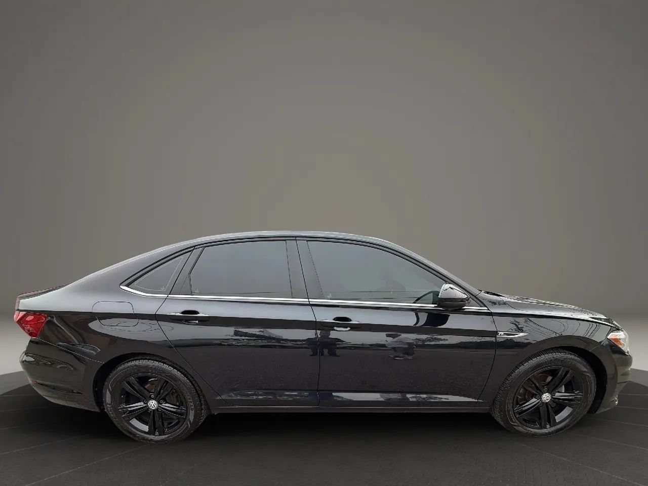 Used 2020 Volkswagen Jetta R-Line w/ R-Line Cold Weather Package FWD image 4
